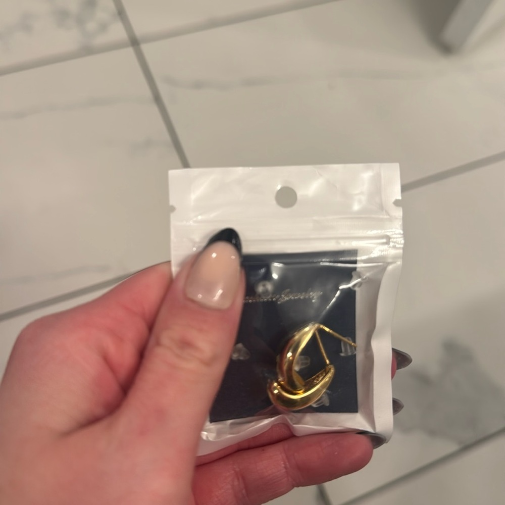 - NWT,, gold thick oval HOOP